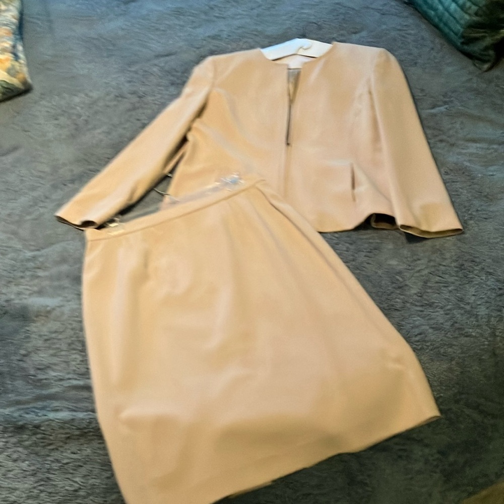 Woman’s Jones New York Platinum suit. Long sleeve jacket/blazer and skirt